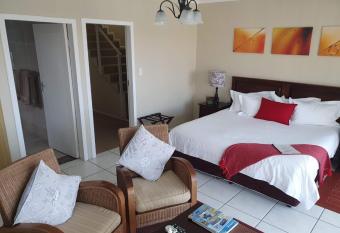 Ingwe Manor Guesthouse has rooms with a private hot tub