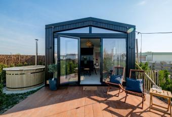 B-LESS has rooms with a private hot tub