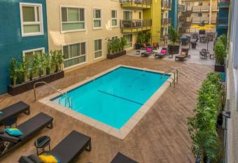 Beautiful Glendale Home On Colombus has Balcony rooms