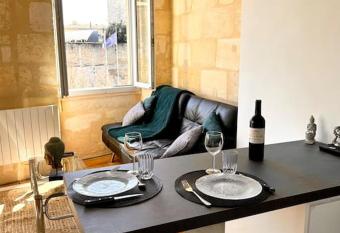 Appartement en plein coeur de Bordeaux allows 18 year olds to book a room