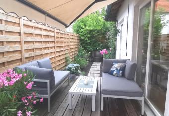 Top-2 Zimmer Ferienwohnung in Salzburg mit Terrasse allows 18 year olds to book a room