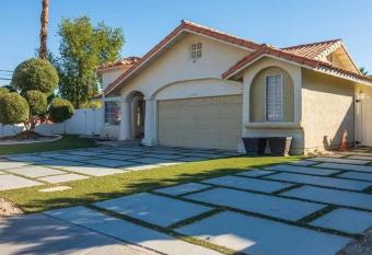 Modern 3b/2b privet house near coachella has rooms with a private hot tub