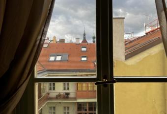 Le Papillon de Boh  me has rooms with a private hot tub