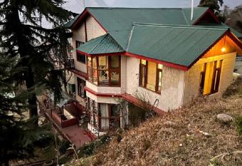 The Pine Palace Homestay has Smoking/Balcony rooms