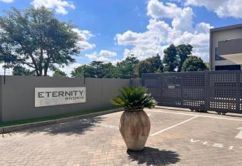 Contemporary furnished 2 bedroom, 2 bathroom in the heart of Rivonia Sandton has rooms with a private hot tub