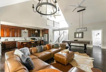 Stay A'Wylie has rooms with a private hot tub