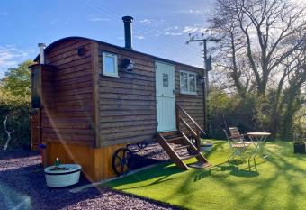 Shepherds Hut, Conwy Valley has Balcony rooms
