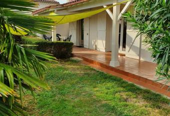 maison avec jardin dans jolie cit   proche oc  an has Balcony rooms