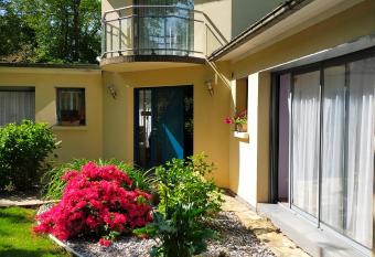 HOLLY WOOD has Balcony rooms