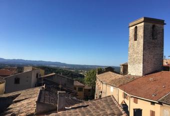 Maison de village avec vue allows 18 year olds to book a room