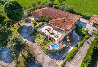 Villa Luce-Casa vacanza con vista panoramica mare. has rooms with a private hot tub