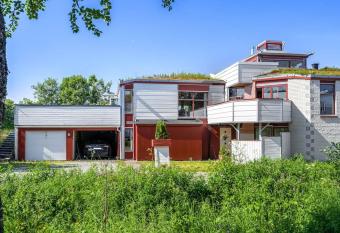 Rekkehus sentralt. Helt for deg selv has Balcony rooms