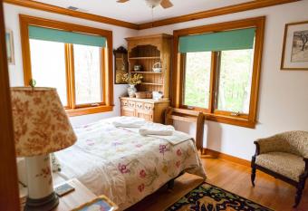 Honey Maple Grove Bnb allows 18 year olds to book a room