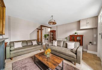 Fox Cottage, within 5 min walk of Bicester Village allows 18 year olds to book a room