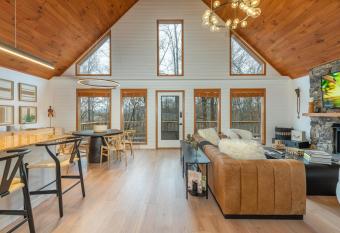 Modern Cabin 3/2 with cover garage allows 18 year olds to book a room