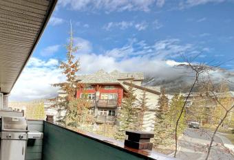 10 sleep in 1200sqft 7beds in 3bdrm POOL&H/T24/7dk has Balcony rooms