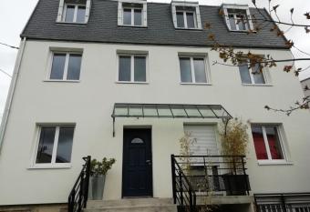 Logement fonctionnel jardin 12 minutes La D  fense allows 18 year olds to book a room