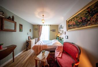 Studio Insolite D-Day allows 18 year olds to book a room