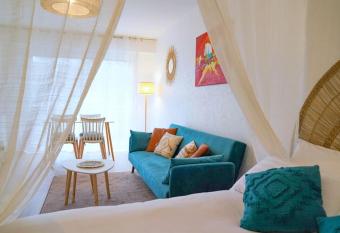 Douceur Angevine allows 18 year olds to book a room