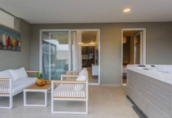 Modern Lux App D with seaview and jacuzzi has rooms with a private hot tub