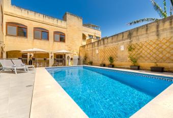 Country Stays Hostel allows 18 year olds to book a room