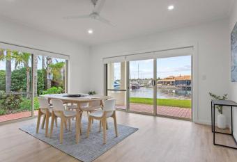 Waterfront Townhouse - Picturesque Marina Views has Balcony rooms