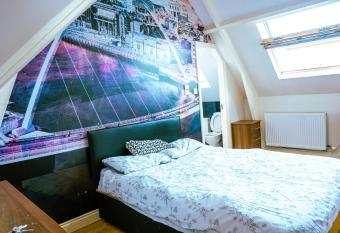 412b Westgate - Room 6 allows 18 year olds to book a room