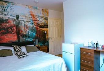 412B Westgate Room 4 allows 18 year olds to book a room