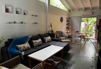 Hermosa casa en zona muy tranquila allows 18 year olds to book a room