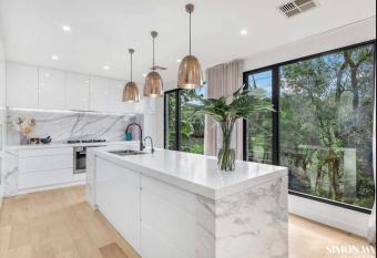 Unique 3 Bedroom House close to Merewether Beach has Balcony rooms