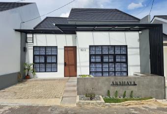 AKSHAYA VILLA SUKABUMI has Balcony rooms