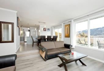 3BD Home with Breathtaking View has Balcony rooms