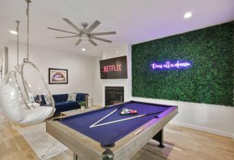 (null) has rooms with a private hot tub