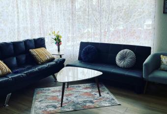 Cozy House With Great Backyard has Balcony rooms