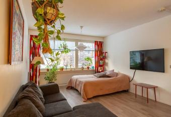 Valoisa ja tilava kolmio has Balcony rooms