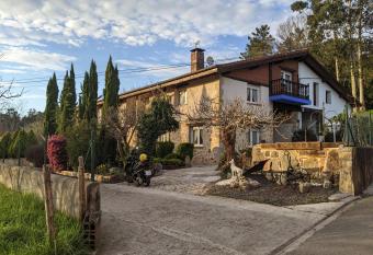 Casa Rural Bilbao Caserio Gondra has rooms with a private hot tub