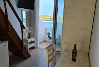 Peace & Seaview Haraki has Balcony rooms