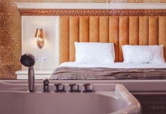 Nafron Hotel has rooms with a private hot tub