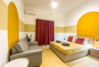 Sunfire Suite 1 - Sliema strand, Gzira has Balcony rooms