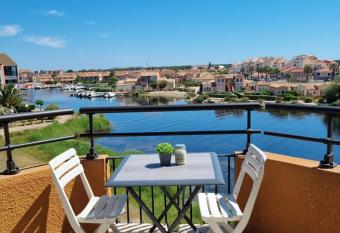Superbe appartement en residence avec piscine has Balcony rooms