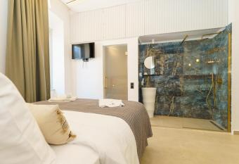 La Vie Hydra Luxury Suites has Balcony rooms