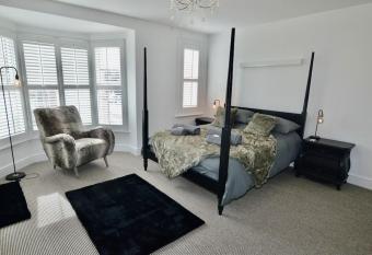 Eton House coastal villa with great outside space has Balcony rooms