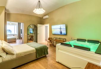 Croce di Malta Royale has rooms with a private hot tub