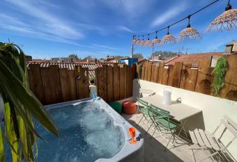 Maison de village/jacuzzi/sauna has rooms with a private hot tub