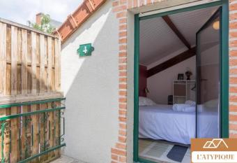 L Atypique T3 Stanislas Maisonnette avec cour has Balcony rooms