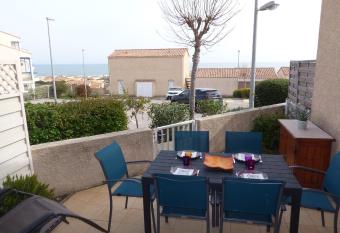 Pavillon T2 Mezzanine, piscine, Mer Indigo, St Pierre la Mer allows 18 year olds to book a room