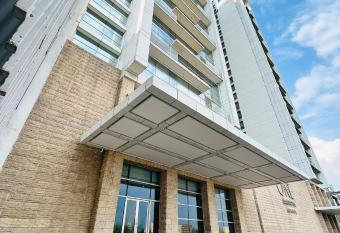 Luxury 1BHK APT, one constitution ave, isb has Smoking rooms