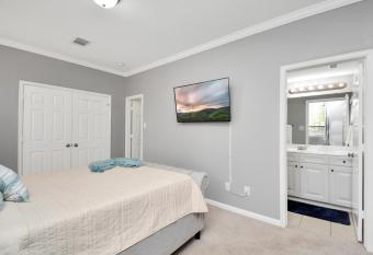 3BR 3Ba Upscale Luxury Home in The Heights has rooms with a private hot tub