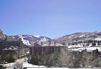 Great Location-Beautiful One bed allows 18 year olds to book a room