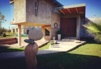 Preciosa Casa de Autor en Vistalba Jard  n Piscina has Balcony rooms